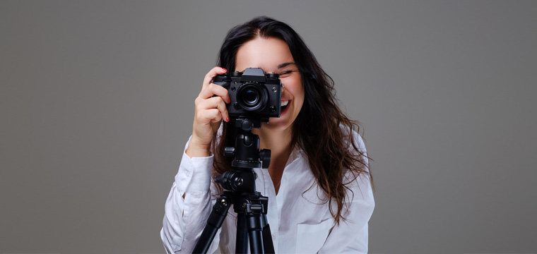 Ein Foto muss her – aber schnell! Unter bestimmten Voraussetzungen kannst Du Dein Bewerbungsfoto selbst machen.