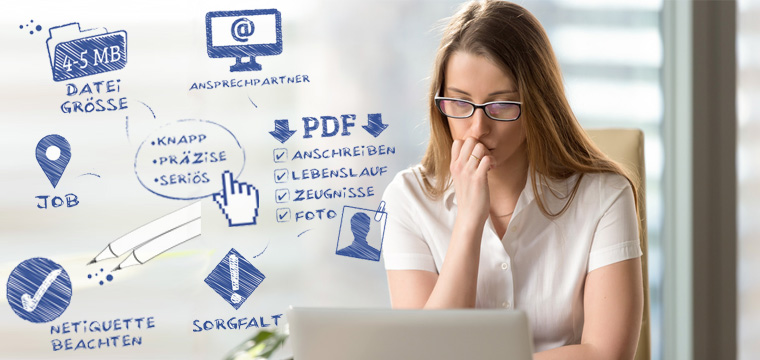 Junge Frau sitzt vor Laptop und arbeitet an einer E-Mail-Bewerbung.