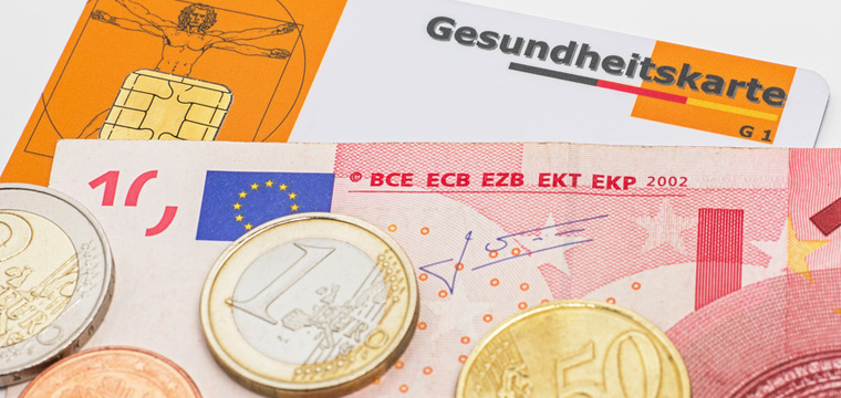 Gesundheitskarte auf Geldscheinen
