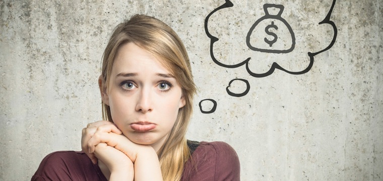 Eine leicht verzweifelt dreinblickende, junge Frau mit Gedankenblase, in der ein Dollar-Zeichen zu sehen ist.