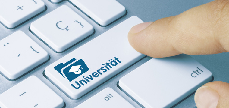 Finger drückt eine Taste mit dem Schriftzug „Universität“ auf einer Tastatur.