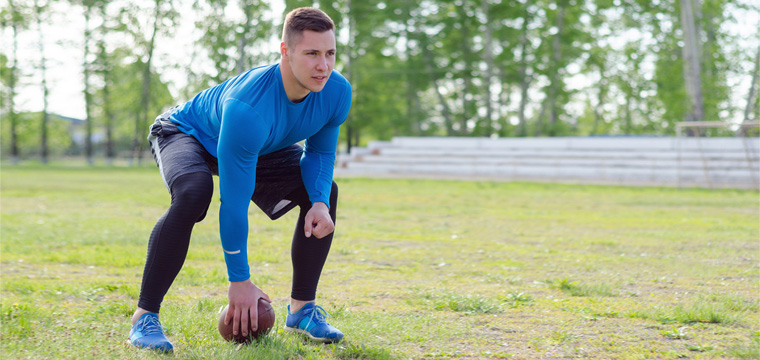 Junger Mann beim American-Football-Training.