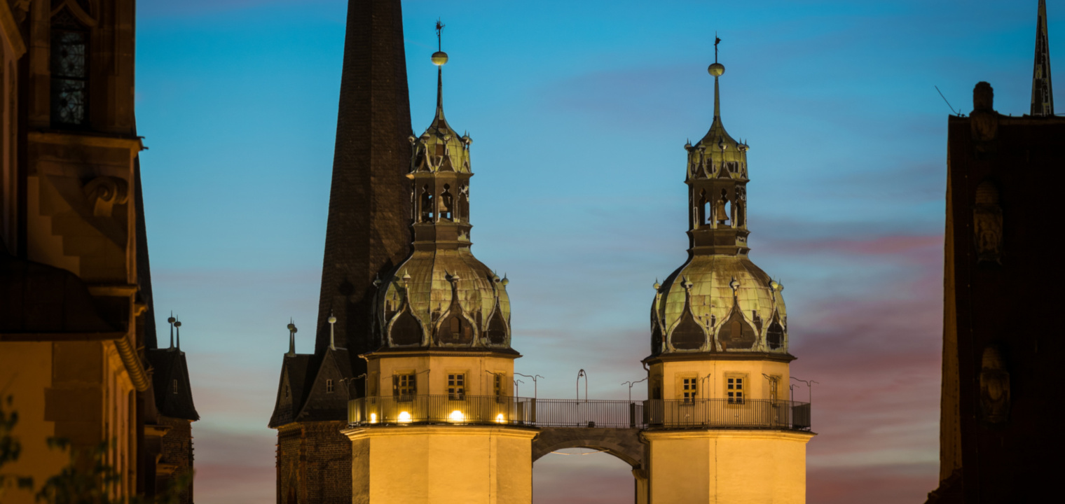 Haumannstürme in Halle Saale am Abend
