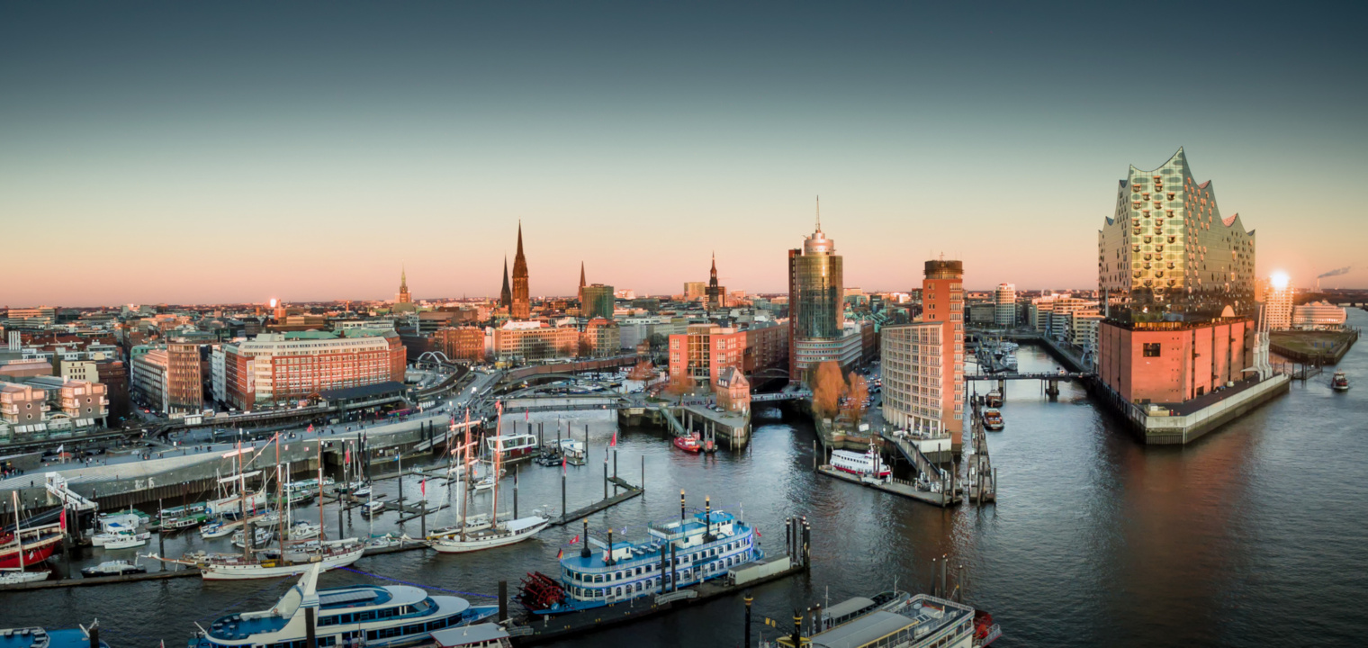 Elbphilharmonie und Hafencity bei Sonnenuntergang